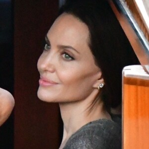 Angelina Jolie et l'artiste français JR vont au restaurant en bateau-taxi à Venise.