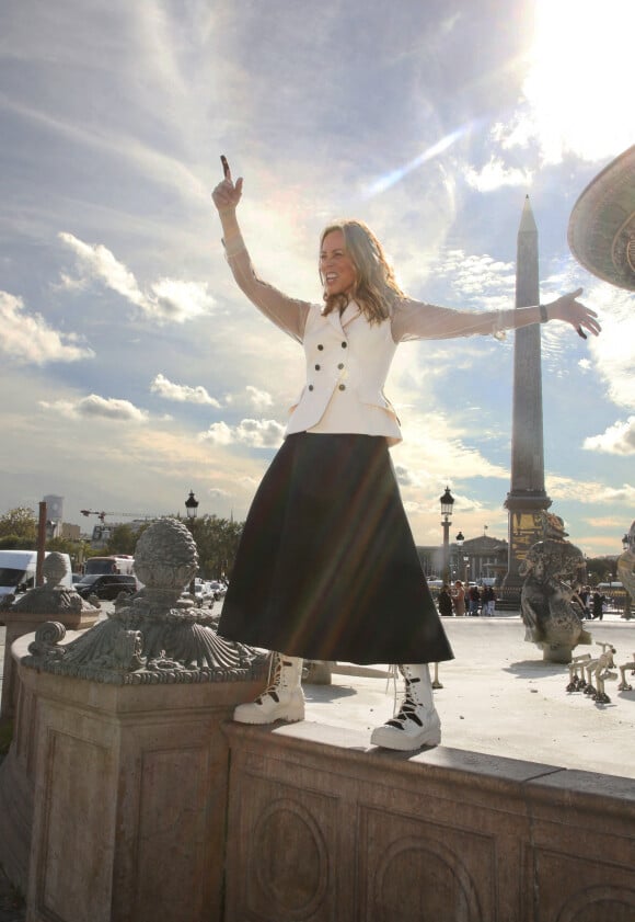 Exclusif - L'actrice Américaine Maria Bello après le défile Dior au Jardin des Tuileries pose pour notre photographe place de la Concorde à Paris, France, le 28 septembre 2021. © Denis Guignebourg/BestImage