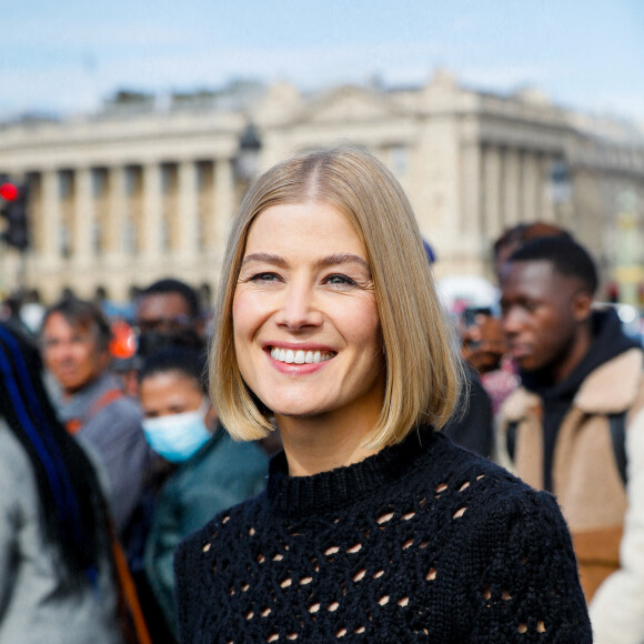 Rosamund Pike - Arrivées au défilé de mode Dior lors de la la Fashion Week printemps/été 2022 de Paris, France, le 28 septembre 2021. © Clovis-Veeren/Bestimage