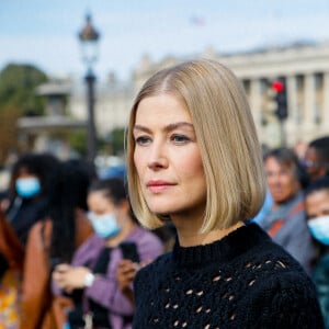 Rosamund Pike - Arrivées au défilé de mode Dior lors de la la Fashion Week printemps/été 2022 de Paris, France, le 28 septembre 2021. © Clovis-Veeren/Bestimage