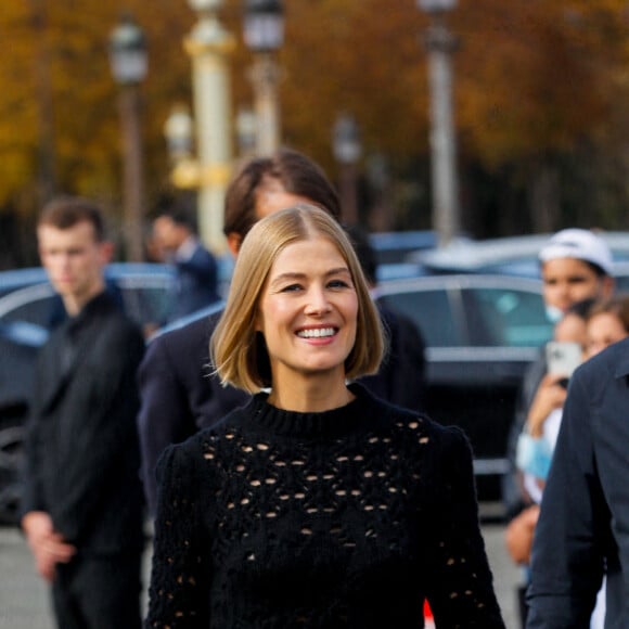 Rosamund Pike - Arrivées au défilé de mode Dior lors de la la Fashion Week printemps/été 2022 de Paris, France, le 28 septembre 2021. © Clovis-Veeren/Bestimage