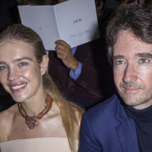 Natalia Vodianova et son mari Antoine Arnault au Front row du défilé de mode Dior lors de la Fashion Week printemps/été 2022 de Paris, France, le 28 septembre 2021. Olivier Borde/Bestimage