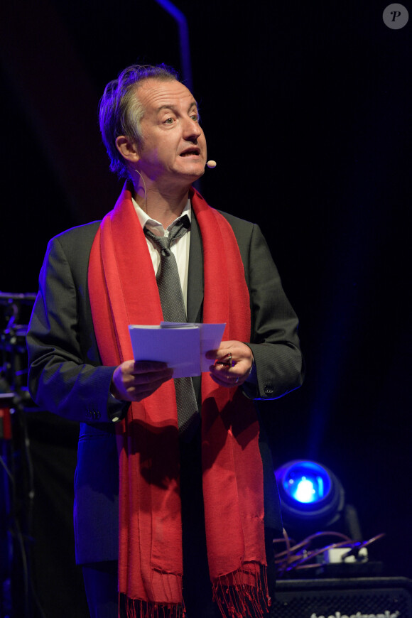 Exclusif - Le journaliste et chroniqueur sur BFM TV Christophe Barbier sur la scène avec M.Jolivet pour la 4ème saison des soirées de Saint-Marc à Saint-Marc-Jaumegarde, le 29 août 2020. © Patrick Carpentier / Bestimage