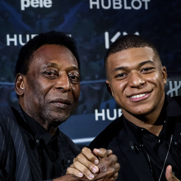 L'ancien footballeur international brésilien, Pelé (Edson Arantes do Nascimento) et le footballeur international français qui évolue au poste d'attaquant au Paris Saint-Germain (PSG), Kylian Mbappé, lors de la soirée organisé par l'horloger suisse Hublot "Hublot loves football" à l'hôtel Lutetia, dans le 6ème arrondissement de Paris, France, le 2 avril 2019. Pelé et Kylian Mbappé sont les ambassadeurs de la Maison Hublot. © Cyril Moreau/Bestimage