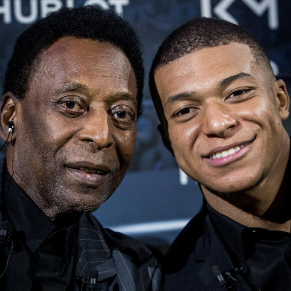 L'ancien footballeur international brésilien, Pelé (Edson Arantes do Nascimento) et le footballeur international français qui évolue au poste d'attaquant au Paris Saint-Germain (PSG), Kylian Mbappé, lors de la soirée organisé par l'horloger suisse Hublot "Hublot loves football" à l'hôtel Lutetia, dans le 6ème arrondissement de Paris, France, le 2 avril 2019. Pelé et Kylian Mbappé sont les ambassadeurs de la Maison Hublot. © Cyril Moreau/Bestimage
