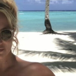 Britney Spears, topless à la plage, profite de vacances. Septembre 2021.
