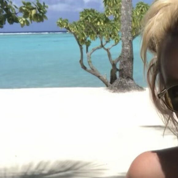 Britney Spears, topless à la plage, profite de vacances. Septembre 2021.