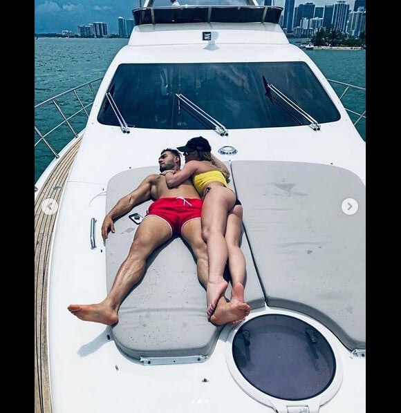 Partie en vacances avec son fiancé Sam Asghari, Britney Spears a posté de torrides photos souvenirs sur Instagram.