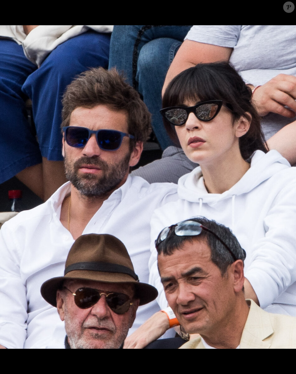 Nolwenn Leroy Et Arnaud Clement Leur Fils Marin Un Bebe Tout Terrain Inseparable De Sa Maman Le Diaporama Purepeople