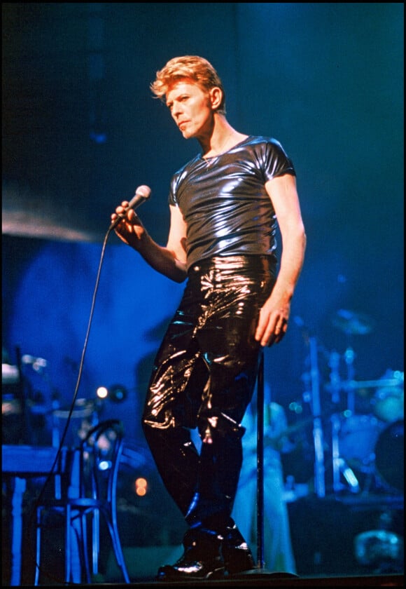 David Bowie sur scène lors d'un concert à Hertford en 1995.