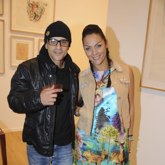 Saïd Taghmaoui et Hermine de Clermont-Tonnerre au vernissage de la première exposition des dessins de Jean-Michel Basquiat, pour la réouverture du Royal Monceau, à Paris, le 21 octobre 2010