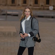 Natalia Vodianova arrive au défilé de mode Louis Vuitton lors de la Fashion Week printemps/été 2022 au Musée du Louvre. Paris, le 5 octobre 2021. © Veeren Ramsamy-Christophe Clovis/Bestimage
