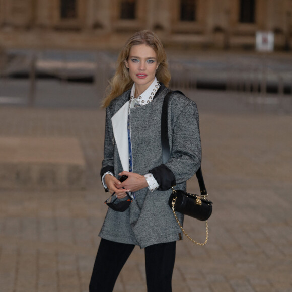 Natalia Vodianova arrive au défilé de mode Louis Vuitton lors de la Fashion Week printemps/été 2022 au Musée du Louvre. Paris, le 5 octobre 2021. © Veeren Ramsamy-Christophe Clovis/Bestimage