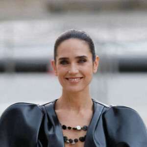 Jennifer Connelly arrive au défilé de mode Louis Vuitton lors de la Fashion Week printemps/été 2022 au Musée du Louvre. Paris, le 5 octobre 2021. © Veeren Ramsamy-Christophe Clovis/Bestimage