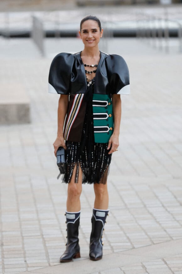 Jennifer Connelly arrive au défilé de mode Louis Vuitton lors de la Fashion Week printemps/été 2022 au Musée du Louvre. Paris, le 5 octobre 2021. © Veeren Ramsamy-Christophe Clovis/Bestimage