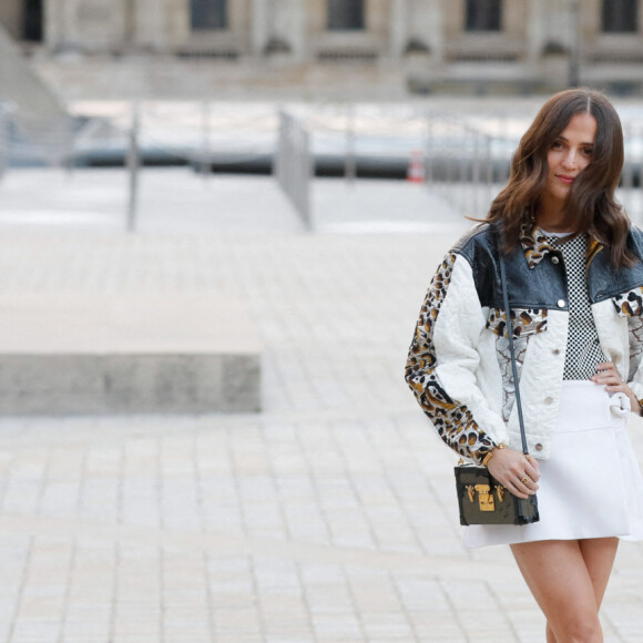Alicia Vikander arrive au défilé de mode Louis Vuitton lors de la Fashion Week printemps/été 2022 au Musée du Louvre. Paris, le 5 octobre 2021. © Veeren Ramsamy-Christophe Clovis/Bestimage