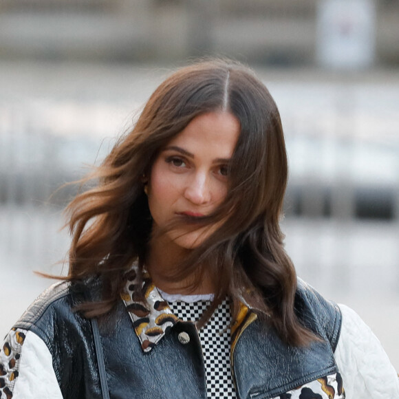 Alicia Vikander arrive au défilé de mode Louis Vuitton lors de la Fashion Week printemps/été 2022 au Musée du Louvre. Paris, le 5 octobre 2021. © Veeren Ramsamy-Christophe Clovis/Bestimage