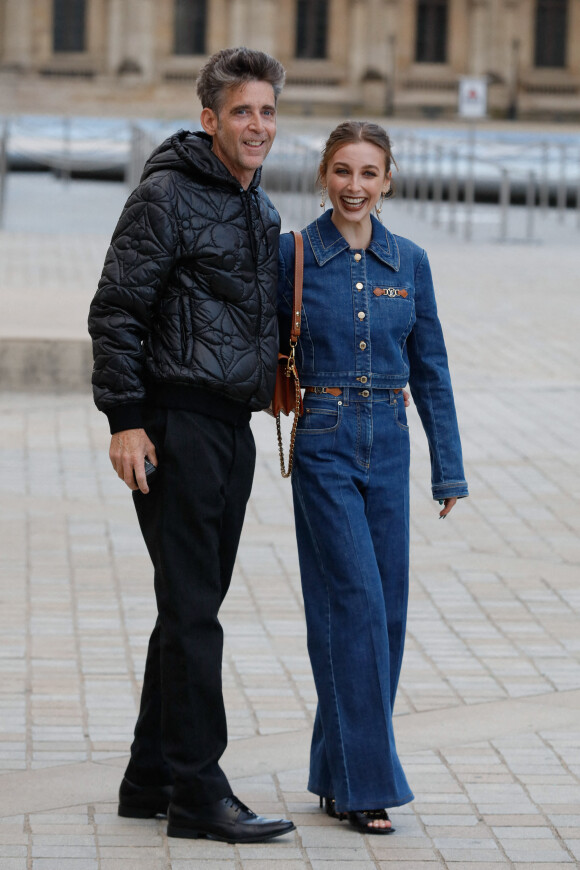 La youtubeuse Emma Chamberlain et son père Michael arrivent au défilé de mode Louis Vuitton lors de la Fashion Week printemps/été 2022 au Musée du Louvre. Paris, le 5 octobre 2021. © Veeren Ramsamy-Christophe Clovis/Bestimage