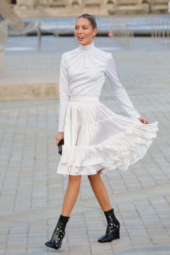La princesse Maria Olympia de Grèce arrive au défilé de mode Louis Vuitton lors de la Fashion Week printemps/été 2022 au Musée du Louvre. Paris, le 5 octobre 2021. © Veeren Ramsamy-Christophe Clovis/Bestimage