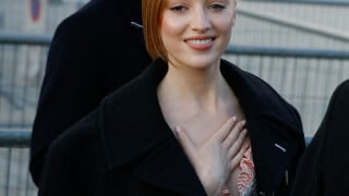 Phoebe Dynevor (Bridgerton) canon à la Fashion Week, avec Catherine Deneuve et Ana de Armas