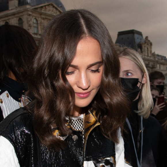 Alicia Vikander arrive au défilé de mode Louis Vuitton lors de la Fashion Week printemps/été 2022 au Musée du Louvre. Paris, le 5 octobre 2021.