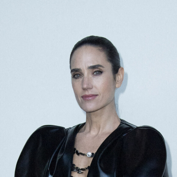 Jennifer Connelly assiste au défilé Louis Vuitton, collection prêt-à-porter printemps-été 2022, au Musée du Louvre. Paris, le 5 octobre 2021.