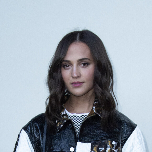 Alicia Vikander assiste au défilé Louis Vuitton, collection prêt-à-porter printemps-été 2022, au Musée du Louvre. Paris, le 5 octobre 2021.