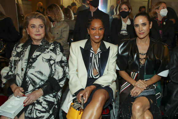 Catherine Deneuve, Regina King et Jennifer Connelly assistent au défilé Louis Vuitton lors de la Fashion Week printemps/été 2022, au Musée du Louvre. Paris, le 5 octobre 2021. © Olivier Borde/Bestimage