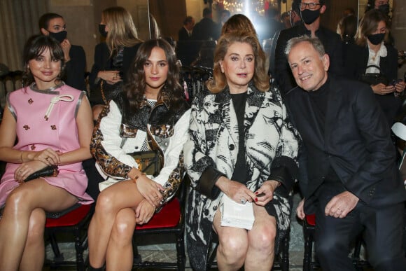 Photo : Ana de Armas, Alicia Vikander, Catherine Deneuve et Michael Burke ( PDG de Louis Vuitton) assistent au défilé Louis Vuitton lors de la Fashion  Week printemps/été, au Musée du Louvre. Paris. ©
