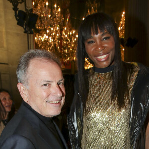 Michael Burke (PDG de Louis Vuitton) et Venus Williams assistent au défilé Louis Vuitton lors de la Fashion Week printemps/été 2022, au Musée du Louvre. Paris, le 5 octobre 2021. © Olivier Borde/Bestimage