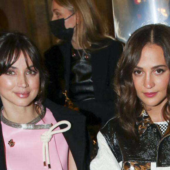 Ana de Armas et Alicia Vikander assistent au défilé Louis Vuitton lors de la Fashion Week printemps/été 2022, au Musée du Louvre. Paris, le 5 octobre 2021. © Olivier Borde/Bestimage