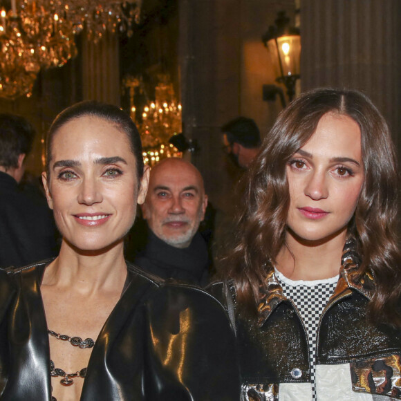 Jennifer Connelly et Alicia Vikander assistent au défilé Louis Vuitton lors de la Fashion Week printemps/été 2022, au Musée du Louvre. Paris, le 5 octobre 2021. © Olivier Borde/Bestimage