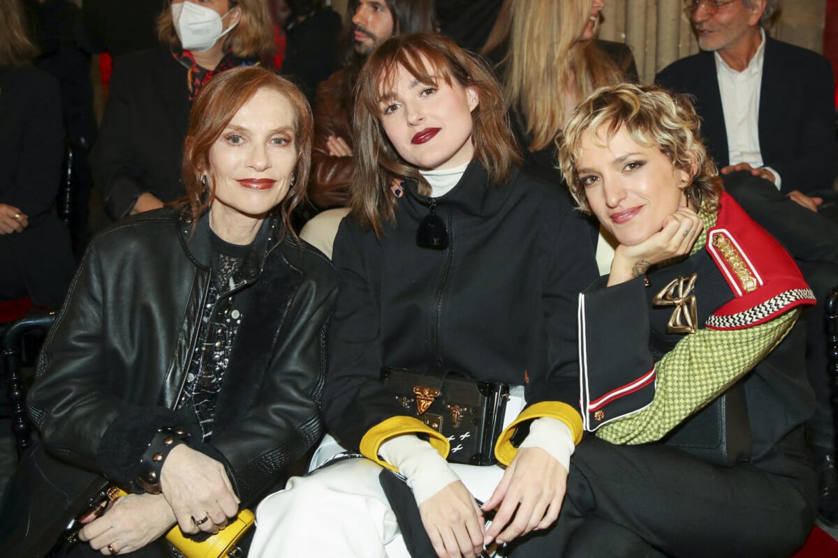 Photo : Isabelle Huppert, Renate Reinsve et Agathe Rousselle au défilé