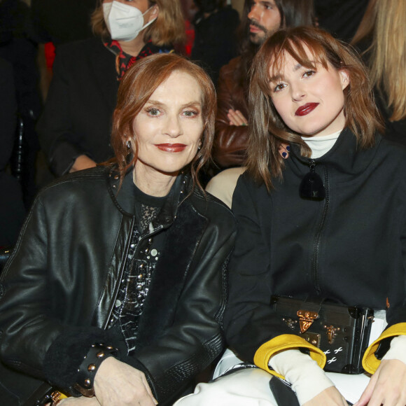 Isabelle Huppert, Renate Reinsve et Agathe Rousselle au défilé Louis Vuitton lors de la Fashion Week printemps/été 2022 à Paris, le 5 octobre 2021. © Olivier Borde/Bestimage