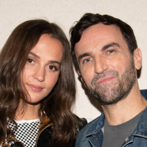 Alicia Vikander et Nicolas Ghesquière assistent au cocktail post-défilé Louis Vuitton (collection prêt-à-porter printemps-été 2022) au Musée du Louvre. Paris, le 5 octobre 2021.