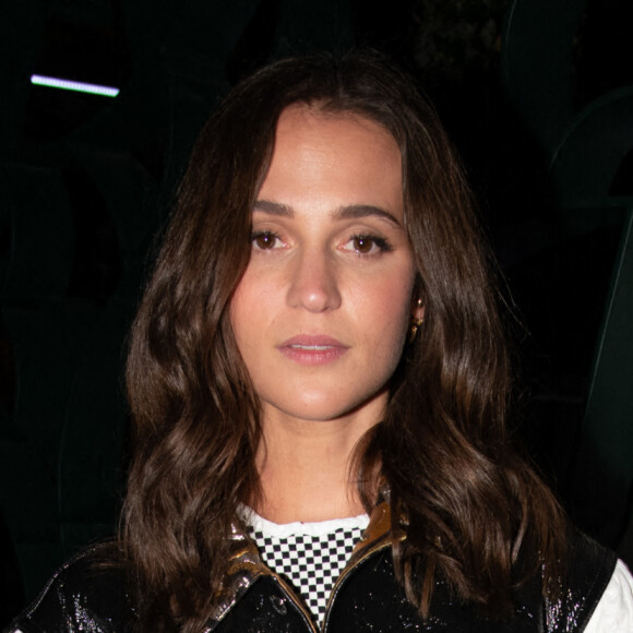 Alicia Vikander assiste au cocktail post-défilé Louis Vuitton (collection prêt-à-porter printemps-été 2022) au Musée du Louvre. Paris, le 5 octobre 2021.