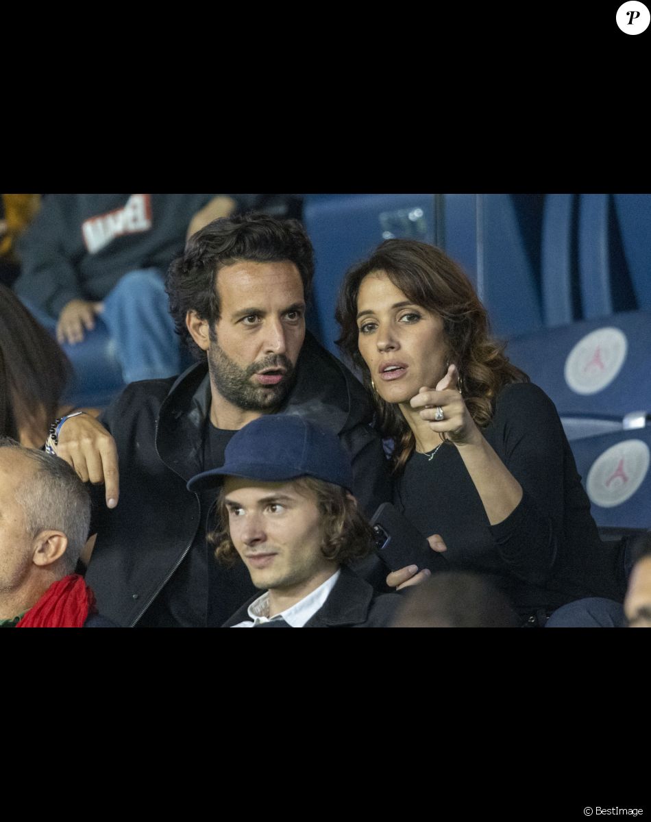 Laurie Cholewa et son mari Greg Levy - People au match de football ligue 1 Uber Eats PSG - Montpellier (2-0) au Parc des Princes à Paris le 25 septembre 2021