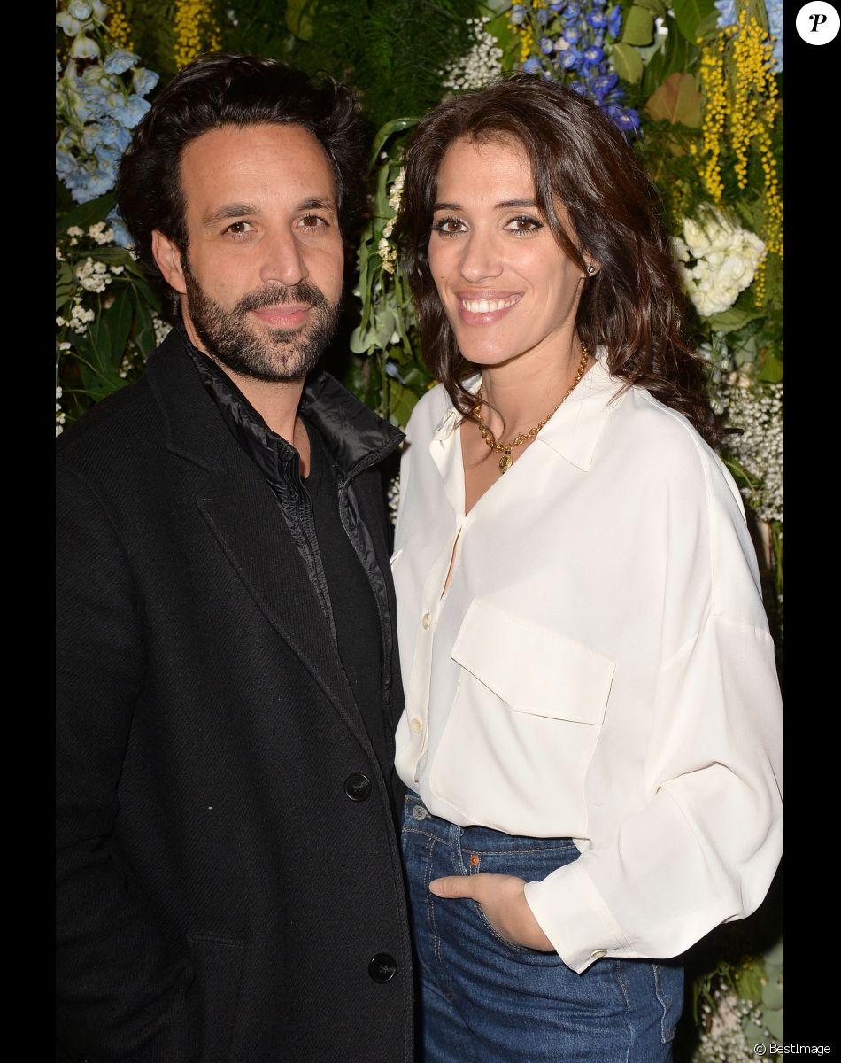 Exclusif - Laurie Cholewa et son mari Greg Levy - Présentation de la liqueur St-Germain à Paris le 23 janvier 2020. La liqueur aux mille fleurs de sureau s’est installé sur le lieu même où ST-GERMAIN puise son inspiration : Saint-Germain-des-Prés. Dans ce lieu presque secret qui a révélé un parcours expérientiel, associé à des découvertes sensorielles et gustatives inédites, les invités se sont laissés porter par cette balade bucolique et ont flâné de la cour intérieure hivernale à l’étage aux accents Art déco. Quant aux prémices de la liqueur ST-GERMAIN, elles sont racontées de différentes manières, autour du bar d’époque avec des dégustations de cocktails tels que le ST-GERMAIN Spritz et lors de différents ateliers ! Liqueur élaborée en France à partir de fleurs de sureau fraîches, ST-GERMAIN a été lancée en 2007, par l’Américain Rob Cooper. Baptisée en hommage à Saint-Germain-des-Prés, le mythique quartier parisien, elle est le fruit de la fascination de ce distillateur pour la France, son histoire et ses spiritueux (une expertise héritée de son grand-père, N.J. Sky Cooper, créateur, en 1987, de la liqueur Chambord). Fidèle à la pureté d’une recette, sans agent conservateur ni arôme artificiel, la liqueur ST-GERMAIN garantit la plus délicate expression de la fleur de sureau aux parfums de fruits exotiques, de pamplemousse et de poire avec une touche d’agrumes. Florale et fruitée, dans sa sublime bouteille iconique, la liqueur ST-GERMAIN a conquis le monde, appréciée pour elle-même, comme pour sa polyvalence. © Veeren/Bestimage (No Web - pour suisse et Belgique)