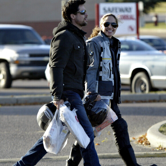 Angelina Jolie et son mari Brad Pitt se baladent à moto dans le quartier de Edmonton au Canada, le 25 septembre 2005