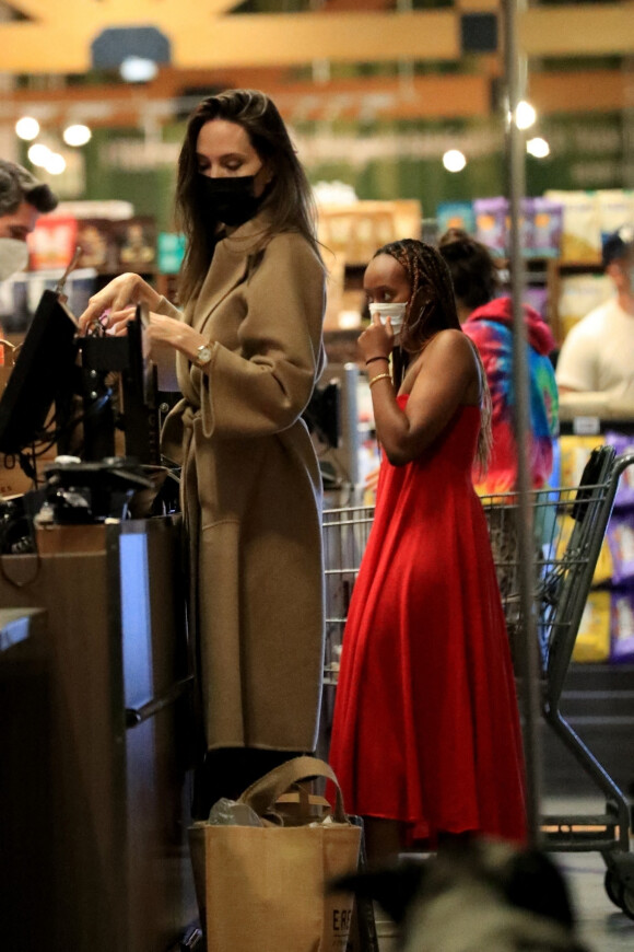 Exclusif - Angelina Jolie et sa fille Zahara font leurs courses dans un supermarché à West Hollywood le 18 septembre 2021.