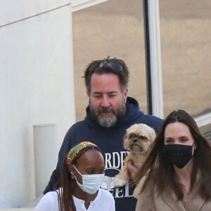 Exclusif - Angelina Jolie retrouve ses enfants Shiloh, Vivienne et Zahara vers 16h00 après avoir passé 6 heures à l'hôpital de Burbank en Californie le 20 aout 2021.