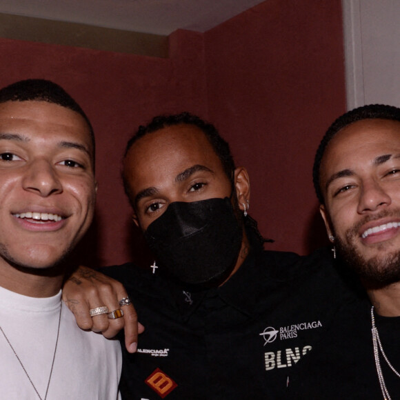 Semi-exclusif - Kylian Mbappé, Lewis Hamilton et Neymar Jr lors de la soirée d'anniversaire de C.Bruna (27 ans) au restaurant Giusé Trattoria à Paris, France, le 1er octobre 2021. Un événement organisé par Five Eyes Production. © Rachid Bellak/Bestimage