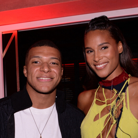Semi-exclusif - Kylian Mbappé et Cindy Bruna lors de la soirée d'anniversaire de C.Bruna (27 ans) au restaurant Giusé Trattoria à Paris, France, le 1er octobre 2021. Un événement organisé par Five Eyes Production. © Rachid Bellak/Bestimage