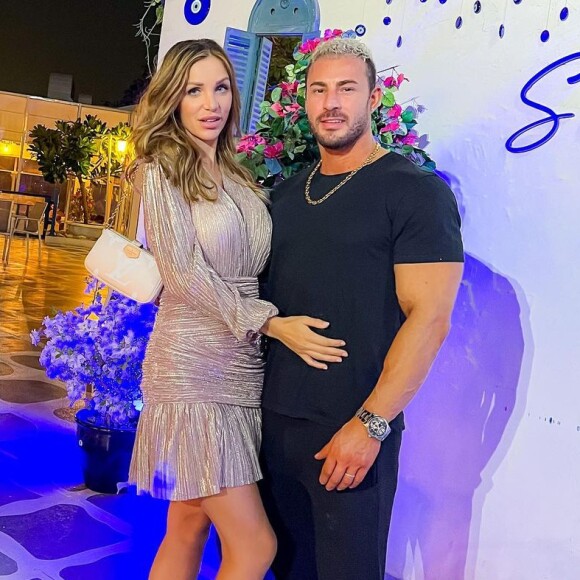 Julia Paredes et son mari Maxime Parisi en soirée.