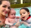 Julia Paredes avec ses enfants Louna et Vittorio à la piscine, octobre 2021