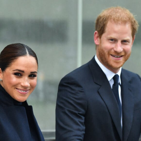 Le prince Harry et sa femme Meghan Markle visitent l'observatoire du One World Trade Center avec le Maire de New York Bil de Blasio et Kathy Hochul, Gouverneure de l'État de New York, le 23 septembre 2021.