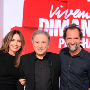 Exclusif - Elsa Zylberstein, Michel Drucker, Stéphane De Groodt et Viktor Vincent - Enregistrement de l'émission "Vivement Dimanche prochain" présentée par M.Drucker et diffusée le 10 octobre sur France 2. Le 26 septembre 2021 © Guillaume Gaffiot / Bestimage