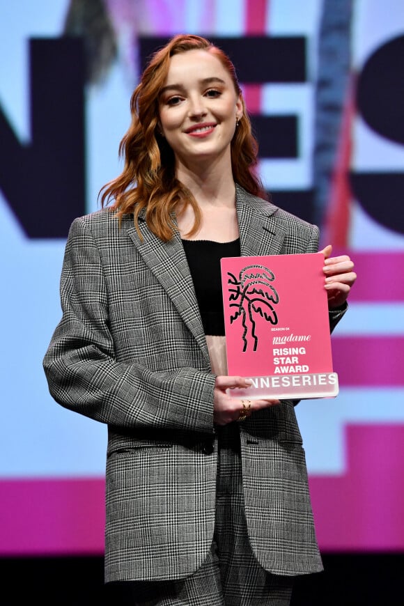 Phoebe Dynevor a été honorée en recevant le Rising Star Award de Madame Figaro. - Soirée d'ouverture du 4 ème Canneseries au Palais des Festivals à Cannes. © Bruno Bebert / Bestimage