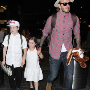 David Beckham arrive avec ses enfants Brooklyn, Romeo, Cruz et Harper Beckham à l'aéroport de LAX à Los Angeles, le 17 avril 2017.