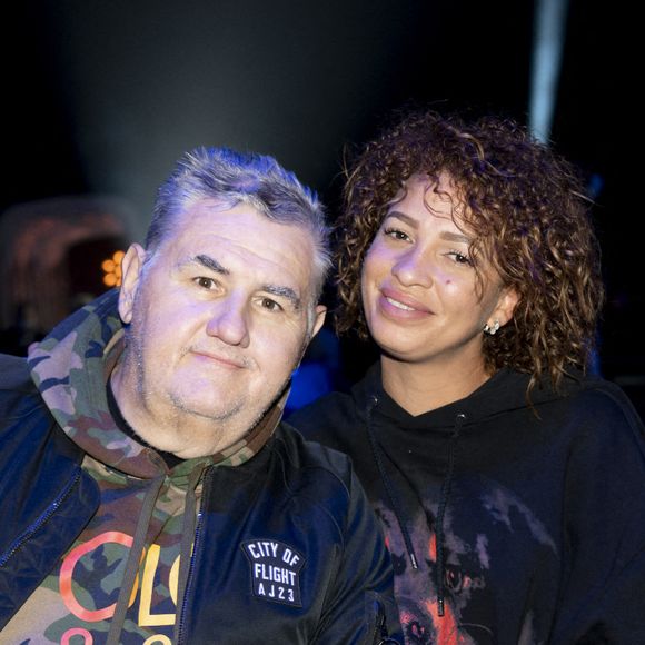 Pierre Ménès et sa femme Mélissa Acosta - People lors de la soirée de boxe à Paris La Défense Arena le 25 septembre 2020. © JB Autissier / Panoramic / Bestimage